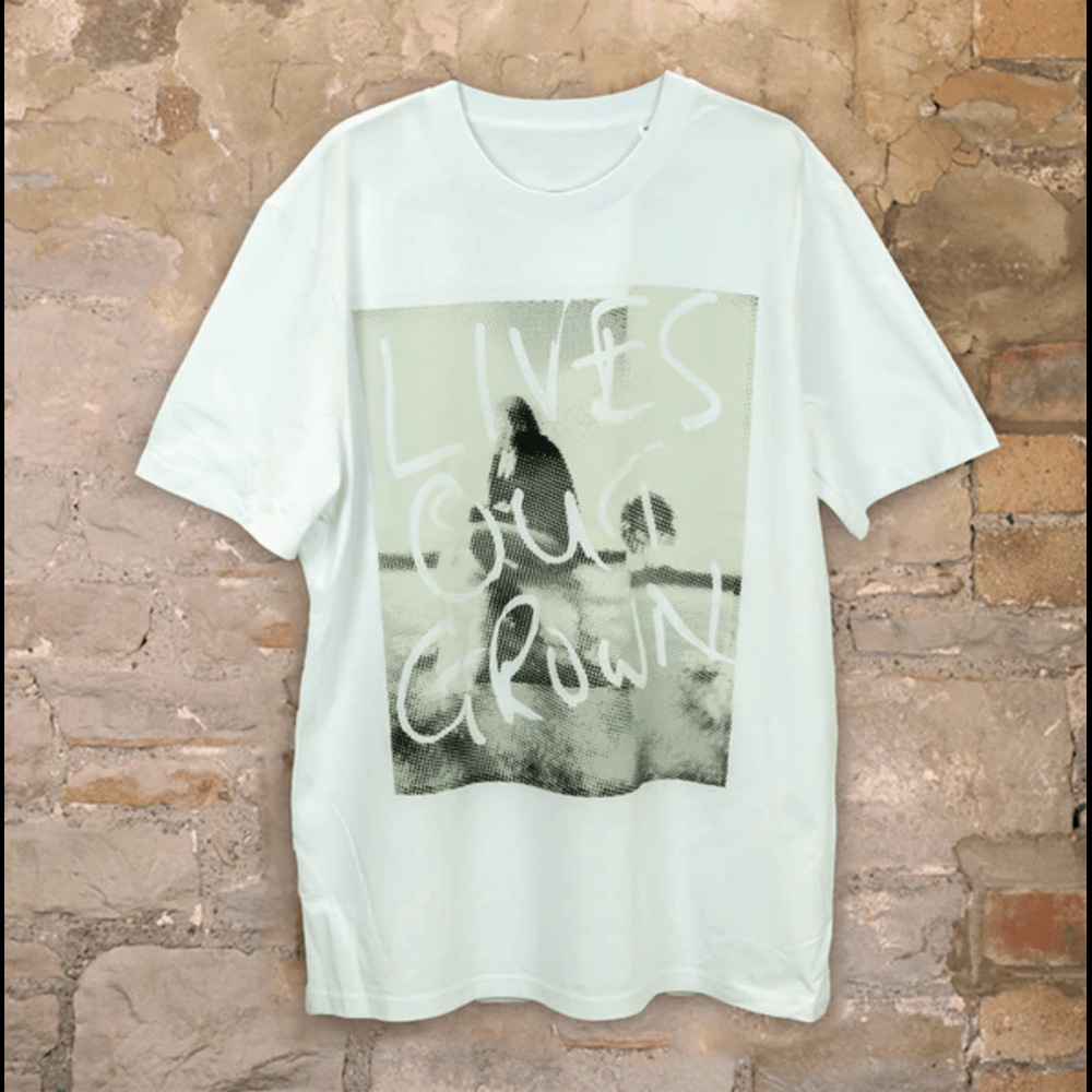 LIVES OUTGROWN - Tシャツ